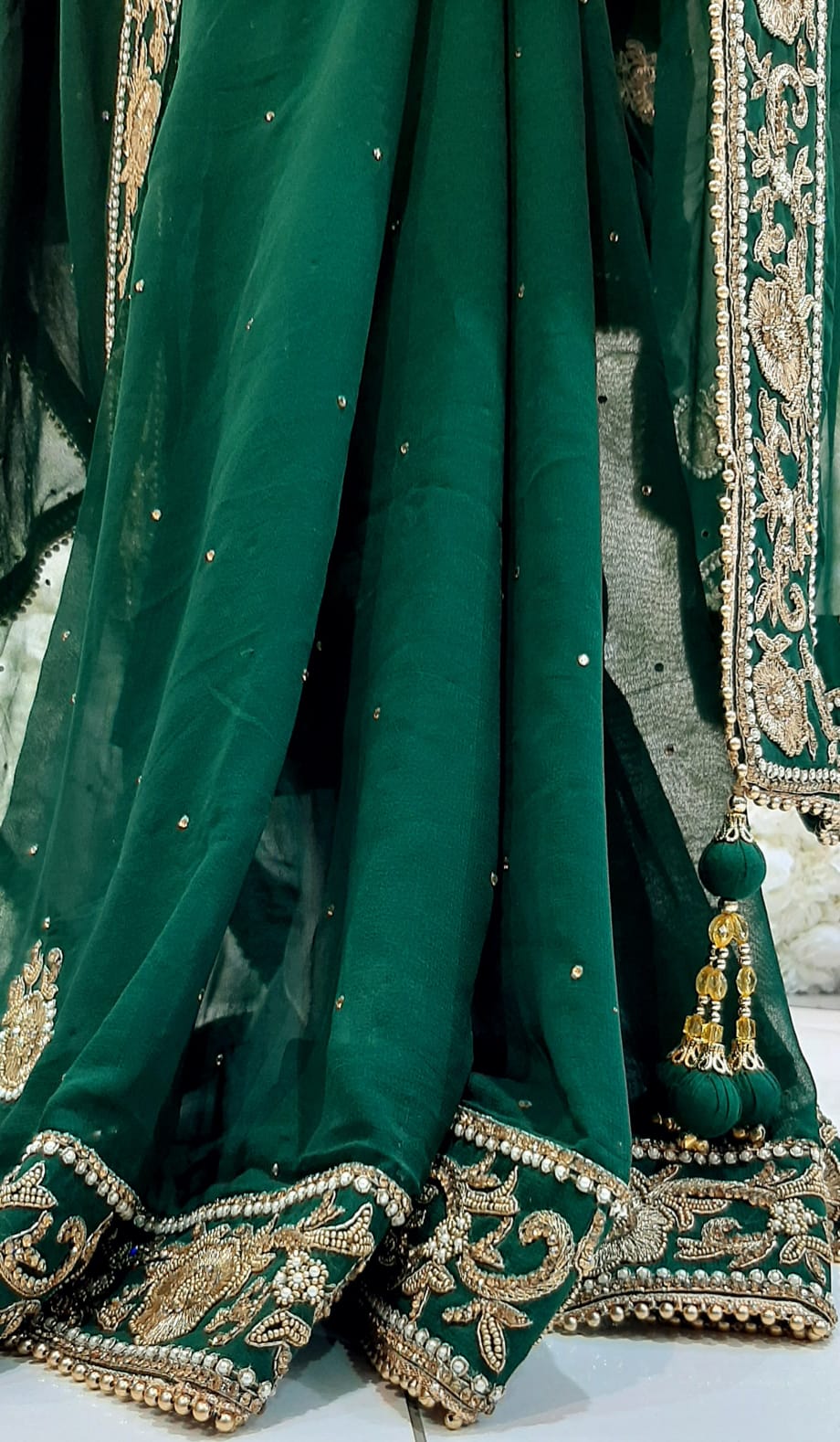 Ayeza Khan stuns in emerald Green saree, setting a new fashion trend